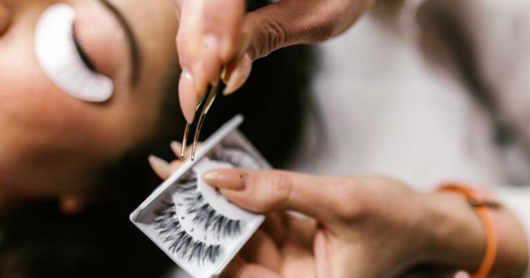 Danger of false eyelashes